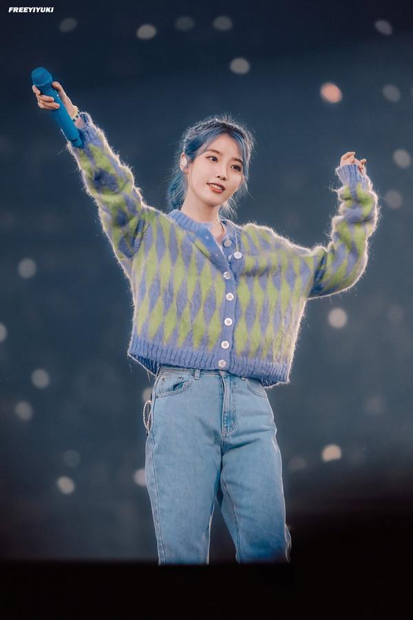 Cách đây vài ngày, IU đã tổ chức đêm diễn cuối cùng trong khuôn khổ “Tour Concert Love, Poem” tại quê nhà Seoul. Với 10 năm hoạt động nghệ thuật thuật miệt mài, “em gái quốc dân” không chỉ sở hữu những thành tích âm nhạc ấn tượng, lượng fan hâm mộ hùng hậu mà dàn bạn thân là những ngôi sao đình đám xứ Hàn của cô cũng khiến nhiều đồng nghiệp phải ghen tị.