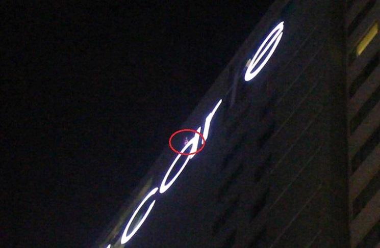 Người đàn ông cắt bộ phận sinh dục, đu bám tầng 23 la hét đòi nhảy xuống đất-1