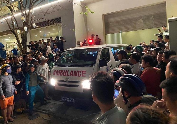 Người đàn ông cắt bộ phận sinh dục, đu bám tầng 23 la hét đòi nhảy xuống đất-4