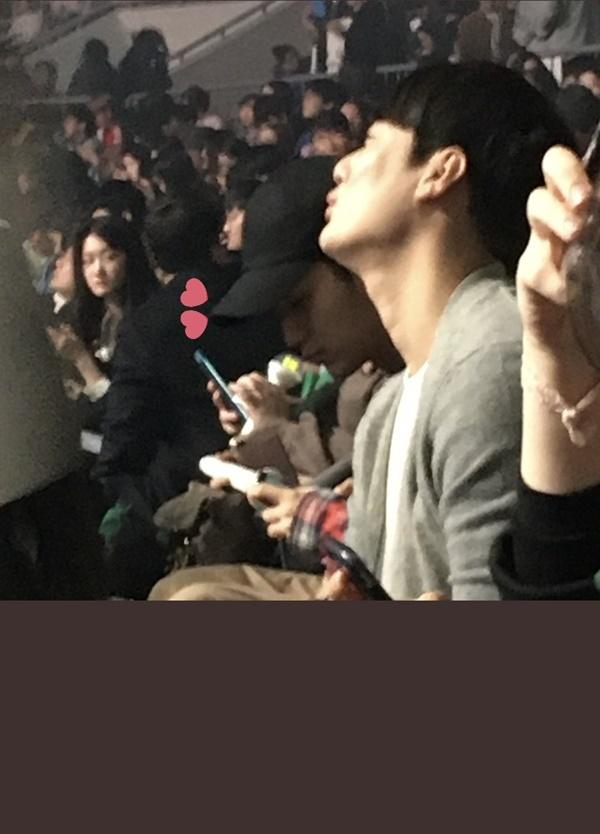 Kim Soo Hyun dù bận bịu với lịch trình bận rộn vẫn dành thời gian đến chung vui cùng người em thân thiết