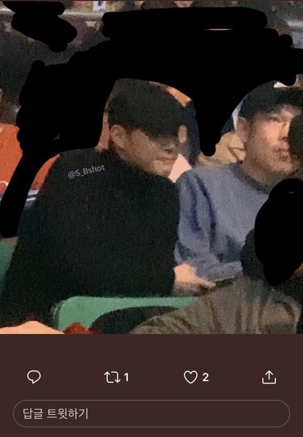 Người hâm mộ EXO từ lâu đã biết trưởng nhóm Suho là một "fan cứng" của IU khi anh không bao ngờ ngần ngại thể hiện tình cảm dành cho thần tượng mọi lúc mọi nơi