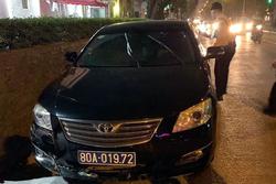 Hà Nội: Xe biển xanh gây tai nạn rồi bỏ chạy, tài xế cố thủ trên xe