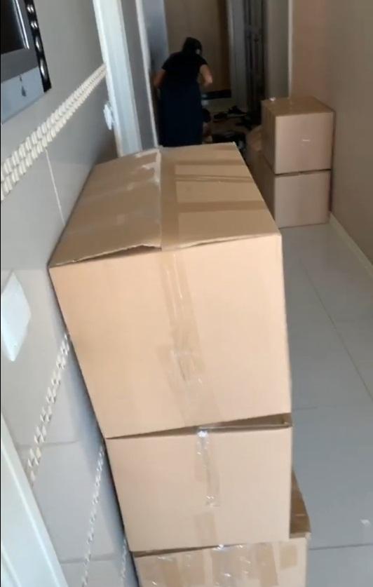 HHen Niê tất tả dọn dẹp đồ đạc rời khỏi căn nhà dành cho đương kim hoa hậu-1