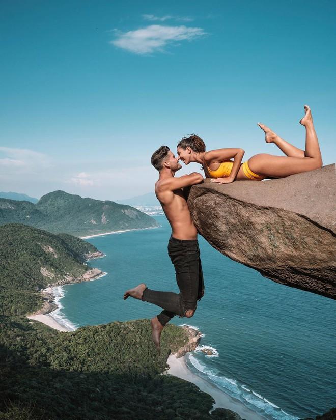 Đu người trên mỏm đá chụp ảnh, cặp blogger bị dân mạng chỉ trích-2