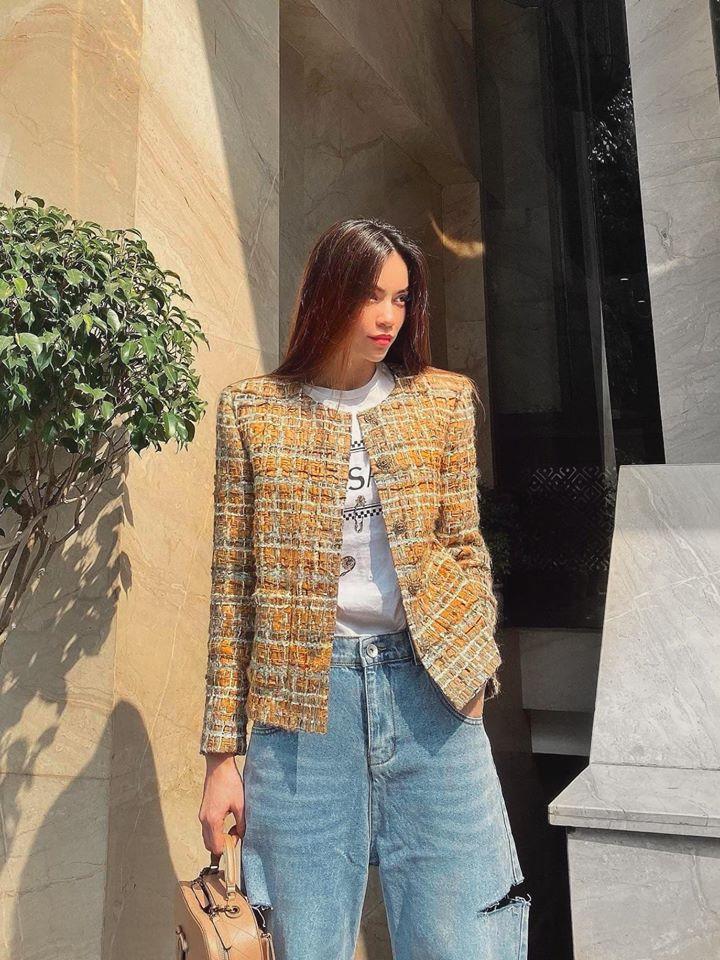 Lệ Quyên dát vài trăm triệu đồng cho một lần dạo phố - Thúy Ngân diện váy bó sát tôn dáng đồng hồ cát-1