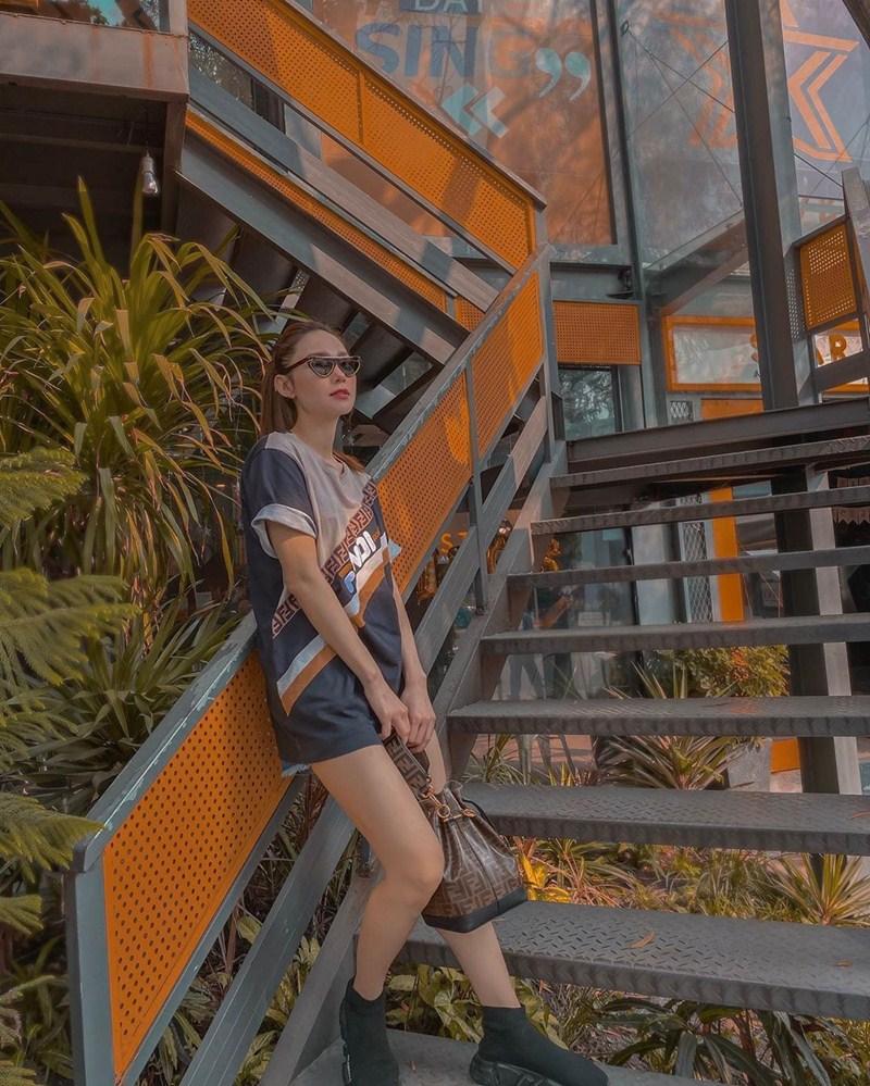 Lệ Quyên dát vài trăm triệu đồng cho một lần dạo phố - Thúy Ngân diện váy bó sát tôn dáng đồng hồ cát-7