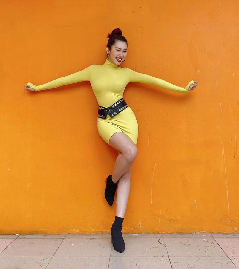 Lệ Quyên dát vài trăm triệu đồng cho một lần dạo phố - Thúy Ngân diện váy bó sát tôn dáng đồng hồ cát-9