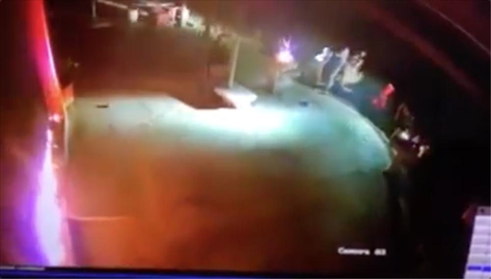 Clip: Chủ nhà tá hỏa khi xem camera thấy 2 kẻ lạ mặt đang tẩm xăng đốt nhà ở Thanh Hóa-1