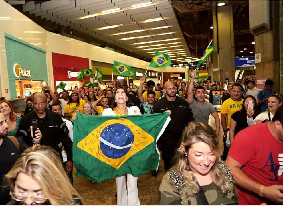 Giây phút chờ đợi nhất: Julia Horta lên đường thi Miss Universe 2019, HHen Niê cũng phát cuồng-3