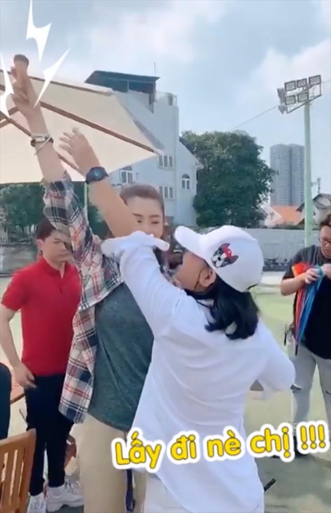 Thúy Ngân nhận kết đắng khi đã ăn vụng đạo cụ lại còn chọc quê đạo diễn-6