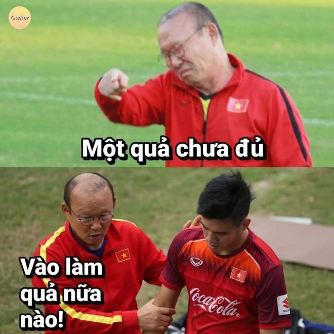 Ảnh chế Văn Hậu giận tím người vì mất oan bàn thắng trận gặp U22 Lào-3