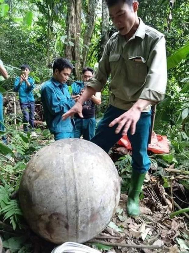 Người dân Tuyên Quang ngỡ ngàng phát hiện vật thể lạ rơi từ trên không xuống đất-1