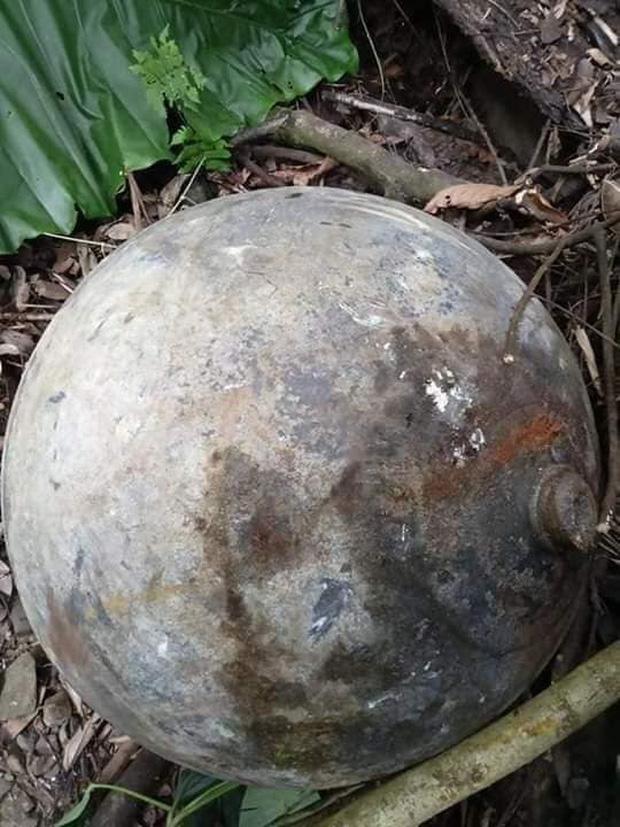 Người dân Tuyên Quang ngỡ ngàng phát hiện vật thể lạ rơi từ trên không xuống đất-2