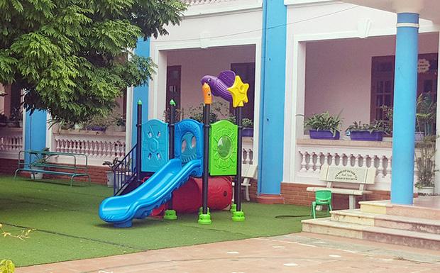 Vụ bé trai 3 tuổi tử vong khi chơi cầu trượt tại trường: Công an triệu tập 3 cô giáo-1