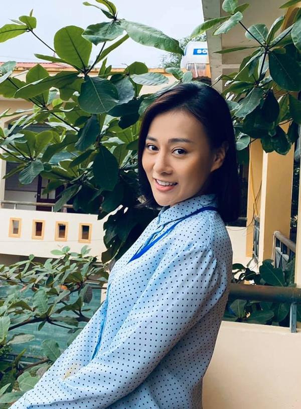 Phương Oanh cắt phăng mái tóc dài vào vai cô giáo trong phim nối sóng Hoa hồng trên ngực trái-1