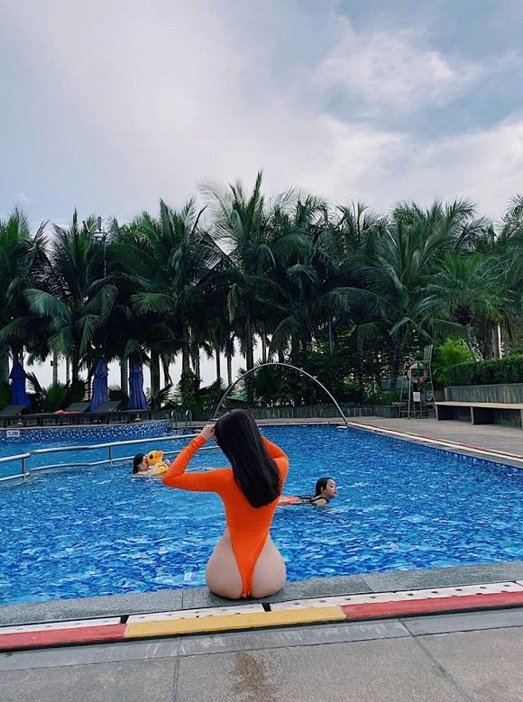 Diện bikini xẻ cao, Trà Ngọc Hằng biết cách tạo dáng bớt phản cảm hơn hàng loạt sao Hollywood-2