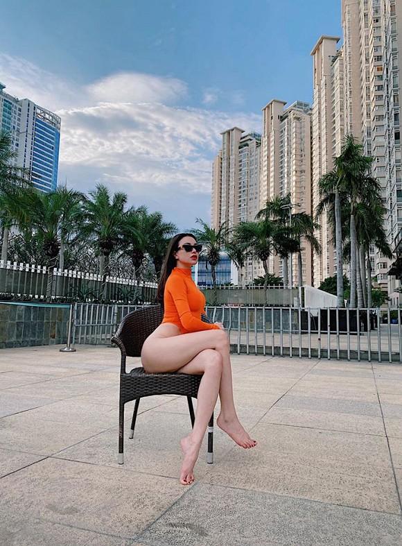 Diện bikini xẻ cao, Trà Ngọc Hằng biết cách tạo dáng bớt phản cảm hơn hàng loạt sao Hollywood-3