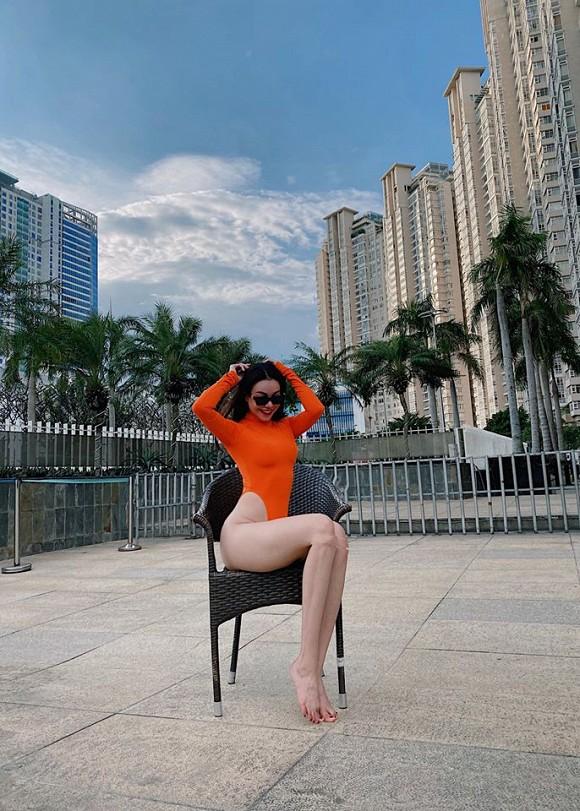 Diện bikini xẻ cao, Trà Ngọc Hằng biết cách tạo dáng bớt phản cảm hơn hàng loạt sao Hollywood-4