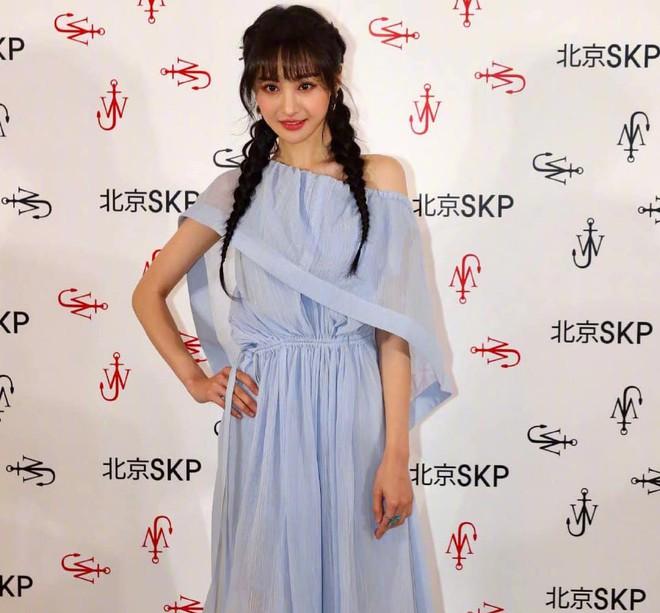 Trịnh Sảng gây khó hiểu khi phối váy hở vai với giày sneakers-3