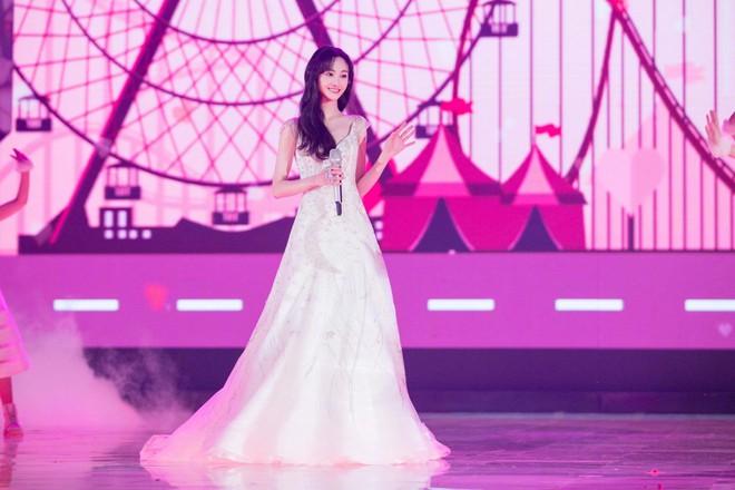 Trịnh Sảng gây khó hiểu khi phối váy hở vai với giày sneakers-4