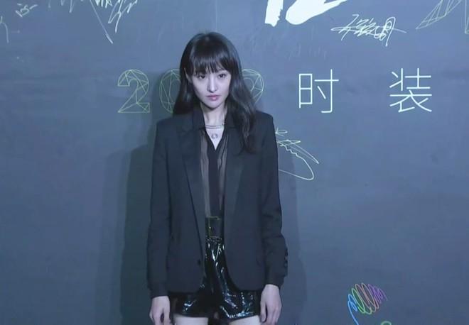 Trịnh Sảng gây khó hiểu khi phối váy hở vai với giày sneakers-5