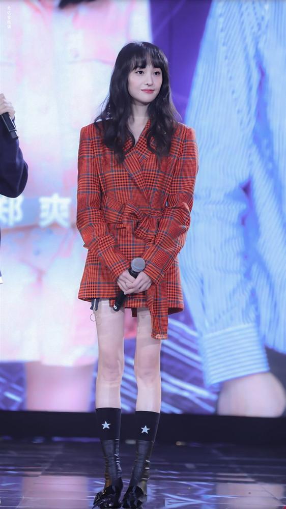 Trịnh Sảng gây khó hiểu khi phối váy hở vai với giày sneakers-6