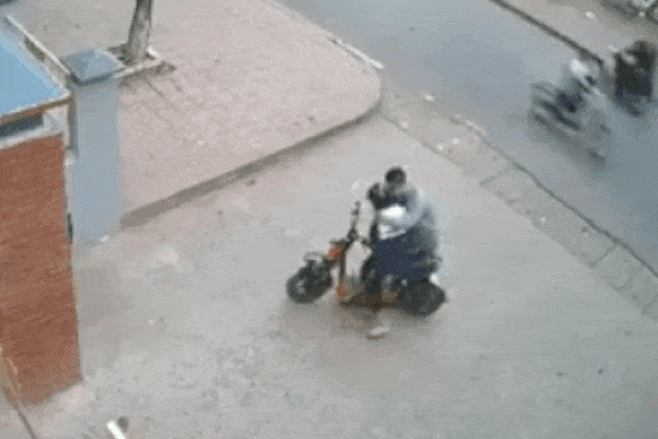 Clip: Nữ sinh đứng trước cổng trường bị thanh niên lạ mặt đi tới sờ soạng làm ai cũng choáng