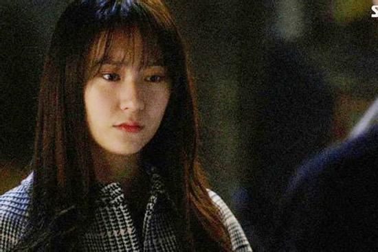 Giữa hôn lễ nhận được quà lạ, cô dâu mặt không đổi sắc nói câu khiến chú rể bật khóc