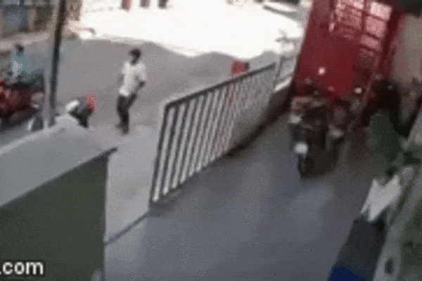 Clip: Bị cuốn vào gầm xe tải, cụ bà gần 70 tuổi vẫn thoát chết khó tin-1