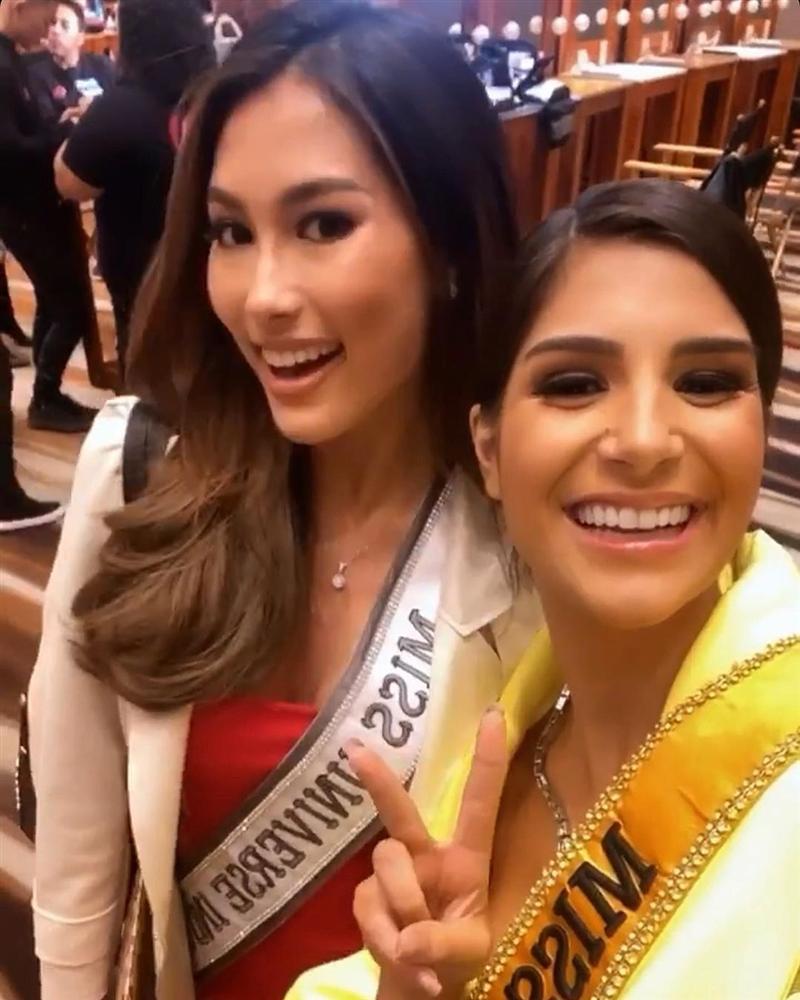 Ngày đầu tiên tại Miss Universe 2019: Hoàng Thùy hồng chói chang, Indonesia chiếm spotlight-10