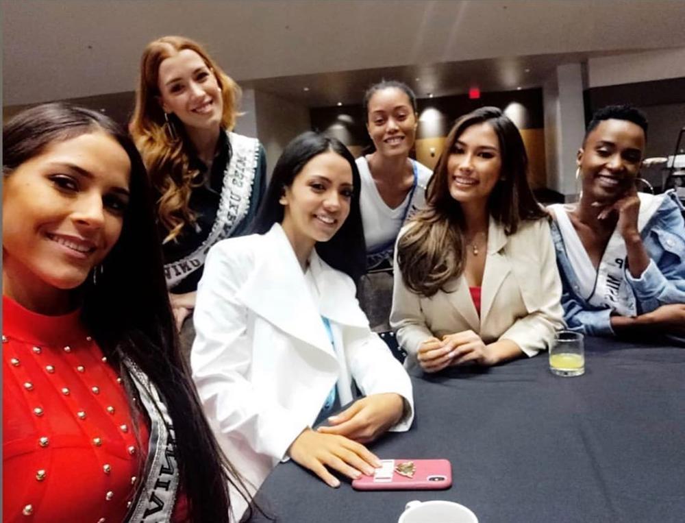 Ngày đầu tiên tại Miss Universe 2019: Hoàng Thùy hồng chói chang, Indonesia chiếm spotlight-9