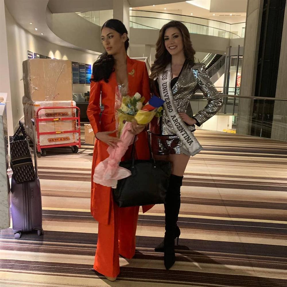 Ngày đầu tiên tại Miss Universe 2019: Hoàng Thùy hồng chói chang, Indonesia chiếm spotlight-23