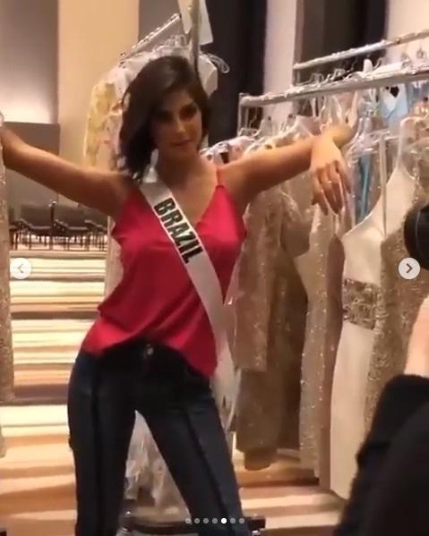 Ngày đầu tiên tại Miss Universe 2019: Hoàng Thùy hồng chói chang, Indonesia chiếm spotlight-13