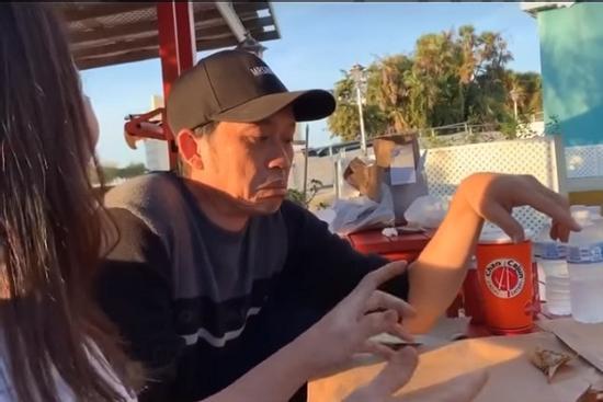 Hoài Linh bĩu môi khi được em trai Dương Triệu Vũ dẫn đi ăn hải sản trên đất Mỹ