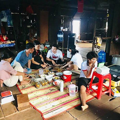 HHen Niê thà mỏi cổ trang điểm dưới ánh sáng tù mù ở nhà còn hơn sung sướng trong khách sạn 5 sao-4