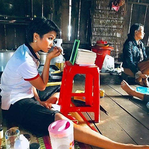 HHen Niê thà mỏi cổ trang điểm dưới ánh sáng tù mù ở nhà còn hơn sung sướng trong khách sạn 5 sao-5