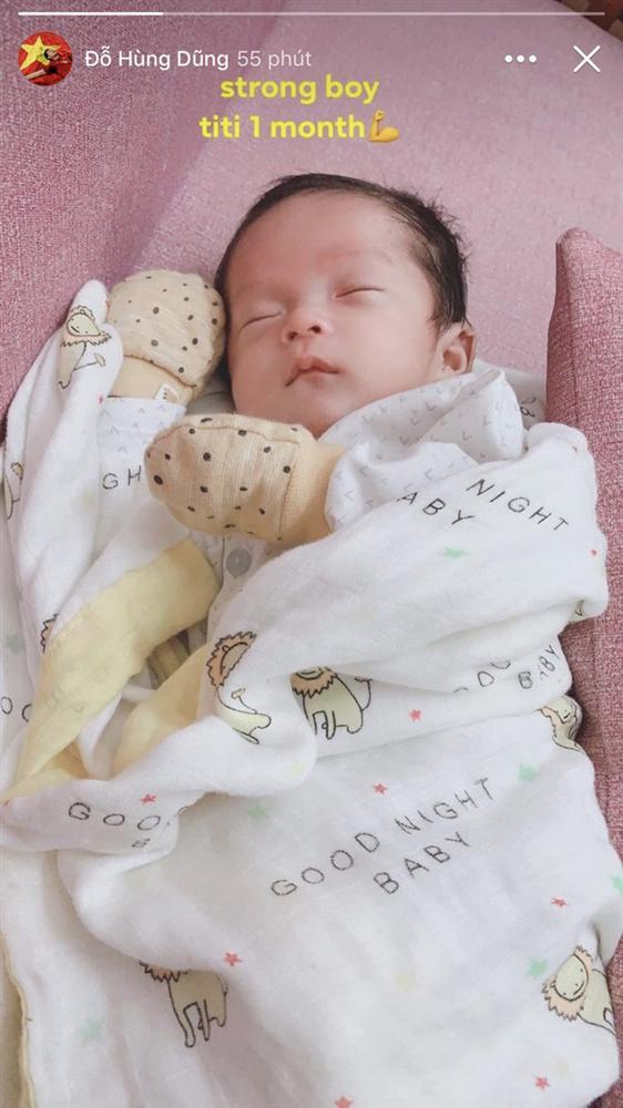 Tiền vệ Đỗ Hùng Dũng mừng đầy tháng con khi đang dự SEA Games-1