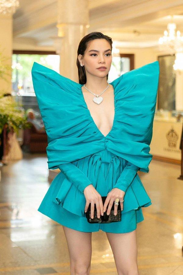 Đụng hàng đầm cồng kềnh của Công Trí, Hồ Ngọc Hà áp đảo Khánh Linh nhờ vòng 1 bốc lửa-7