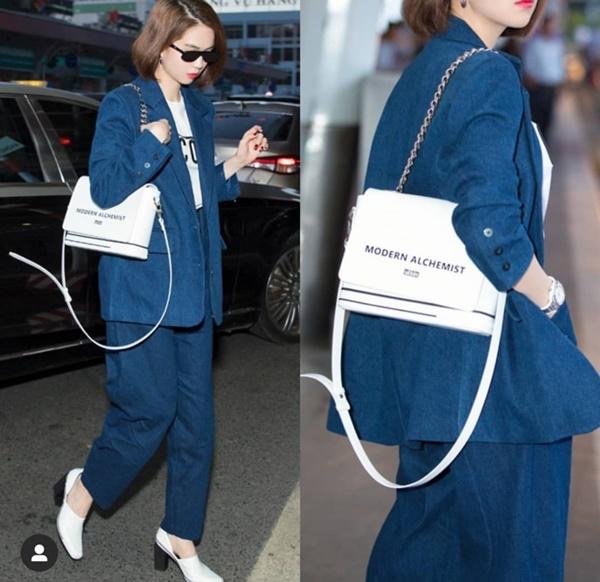 Ngày 27/11 vừa qua, Ngọc Trinh chính thức tuyên bố chia tay đại gia hơn 20 tuổi. Mặc dù mới kết thúc cuộc tình nhưng cô tỏ ra rất vui vẻ, lạc quan. "Hãy cứ sống tốt cuộc đời mình, gặp gỡ, bỏ lỡ nhau đều đã có sự sắp đặt", chân dài chia sẻ mới đây mở đầu tin sao Việt.