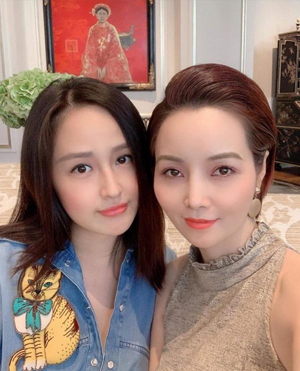 Hoa hậu Mai Phương Thúy đăng tải hình ảnh chụp cùng diễn viên Mai Thu Huyền: "Cô chị họ Mai đẹp gái".