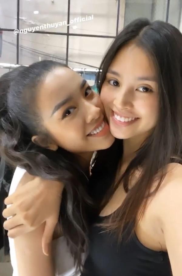 Hoa hậu Tiểu Vy và Á hậu Thúy An thân thiết bên nhau, góp mặt trong tin sao Việt.