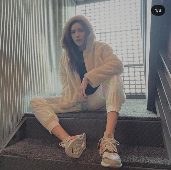 Minh Tú "cool ngầu" khi đi du lịch ở Hàn Quốc.