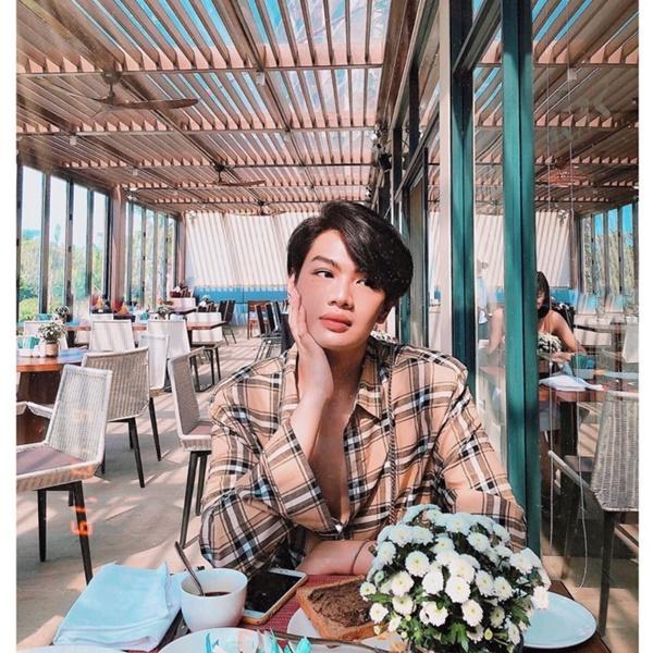 Đào Bá Lộc đang có cuộc sống hạnh phúc bên bạn trai. Anh liên tục chia sẻ những câu chuyện xung quanh đời sống hàng ngày cùng người yêu.