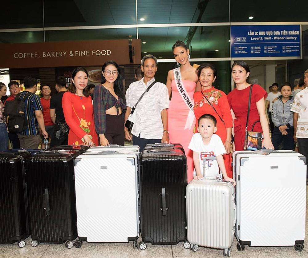 Không chỉ Hoàng Thùy dậy thì thành công, cả bố mẹ lẫn 3 chị em gái trong nhà đều lột xác kinh ngạc-2