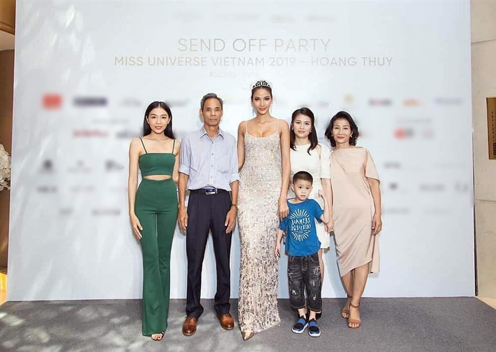 Không chỉ Hoàng Thùy dậy thì thành công, cả bố mẹ lẫn 3 chị em gái trong nhà đều lột xác kinh ngạc-1