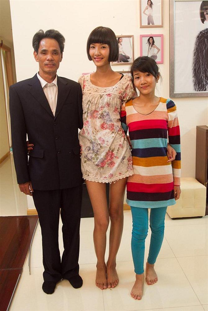 Không chỉ Hoàng Thùy dậy thì thành công, cả bố mẹ lẫn 3 chị em gái trong nhà đều lột xác kinh ngạc-5