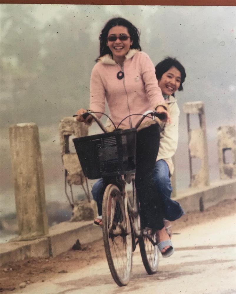 Không chỉ Hoàng Thùy dậy thì thành công, cả bố mẹ lẫn 3 chị em gái trong nhà đều lột xác kinh ngạc-11