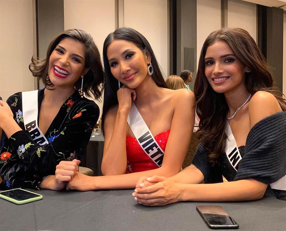 Ngày đầu nhập cuộc Miss Universe 2019, Hoàng Thùy đã khôn ngoan chơi lại chiêu cũ của HHen Niê?-3