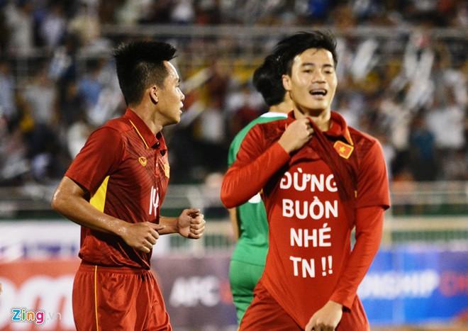 Văn Hậu và các cầu thủ khi ngọt ngào, lúc lầy lội trêu chọc bạn gái-8