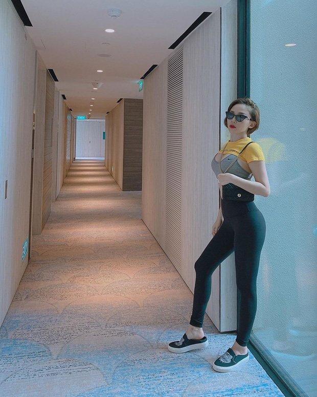 Bạo hơn cả Ngọc Trinh, Tóc Tiên chơi lớn diện áo croptop ngắn cũn mặc như không mặc-1